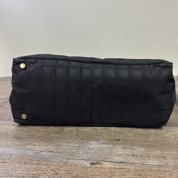 SOLD IN STORE CHANEL Travel Ligne Tote (2004-2005) - Picture 12 of 15